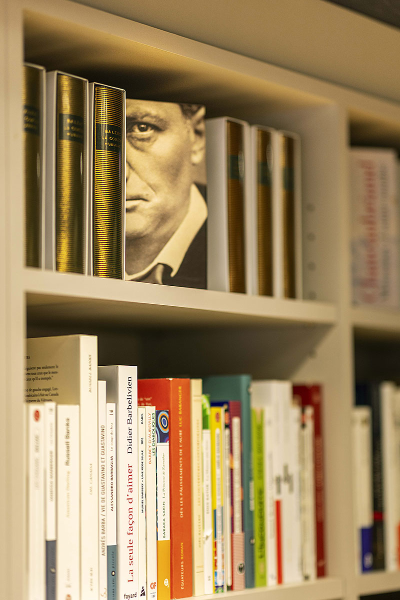 rayon des romans avec vue sur Baudelaire aux éditions La Pleïade